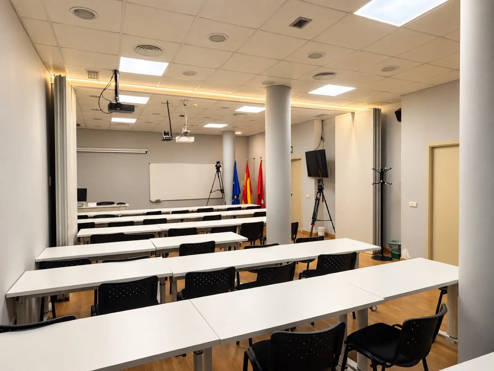 Aula con mesas y equipamiento audiovisual