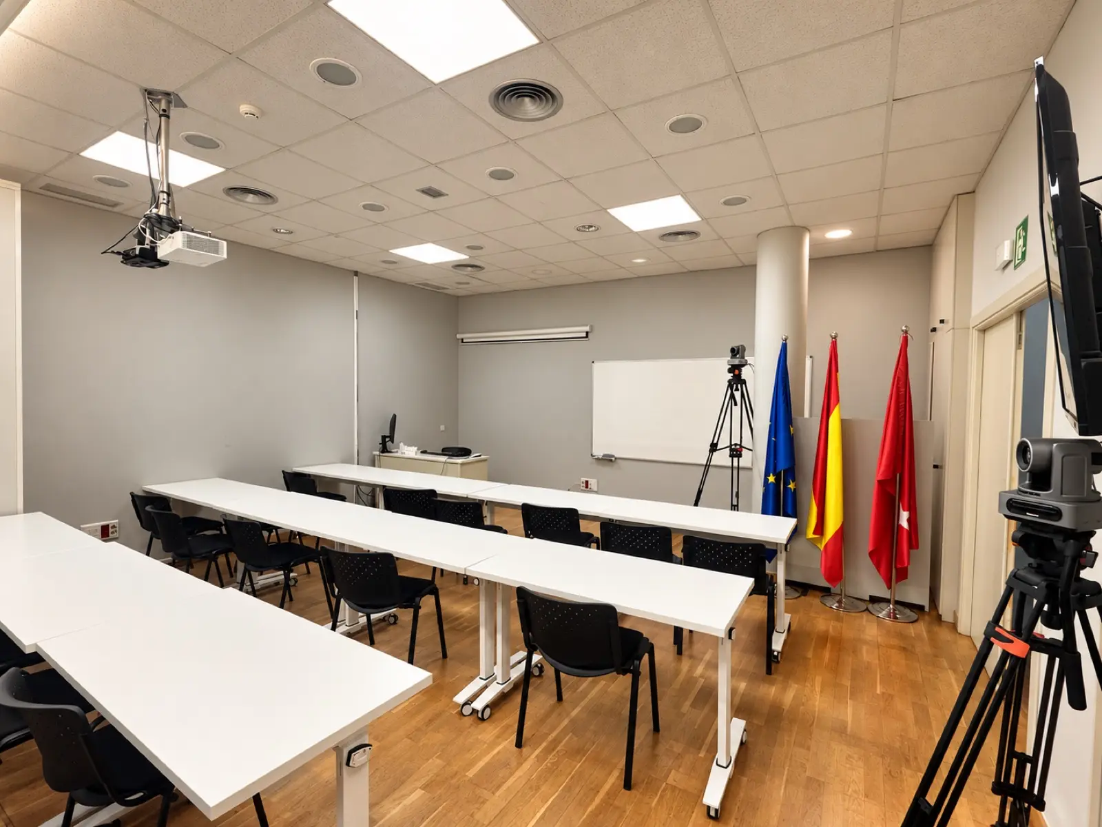 Vista amplia del aula profesional